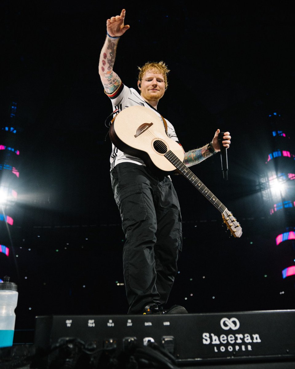 Sheeran Loopers have accompanied Ed around the world on his Mathematics tour, taking front and centre stage.👀

Did you spot us?🙋‍♂️

#SheeranLoopers #BuiltToPerform #Ed Sheeran #LoopYear