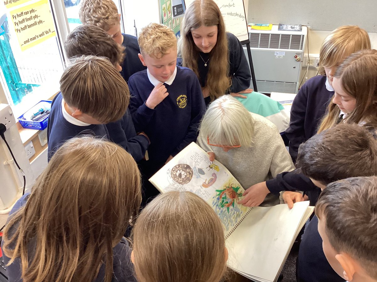 Thanks @nicolakidsbooks for our fantastic writing workshops today. The children were so inspired! Thanks so much for the gifts of books for our library too. Hope to see you soon! 😀👏📚✒️👍