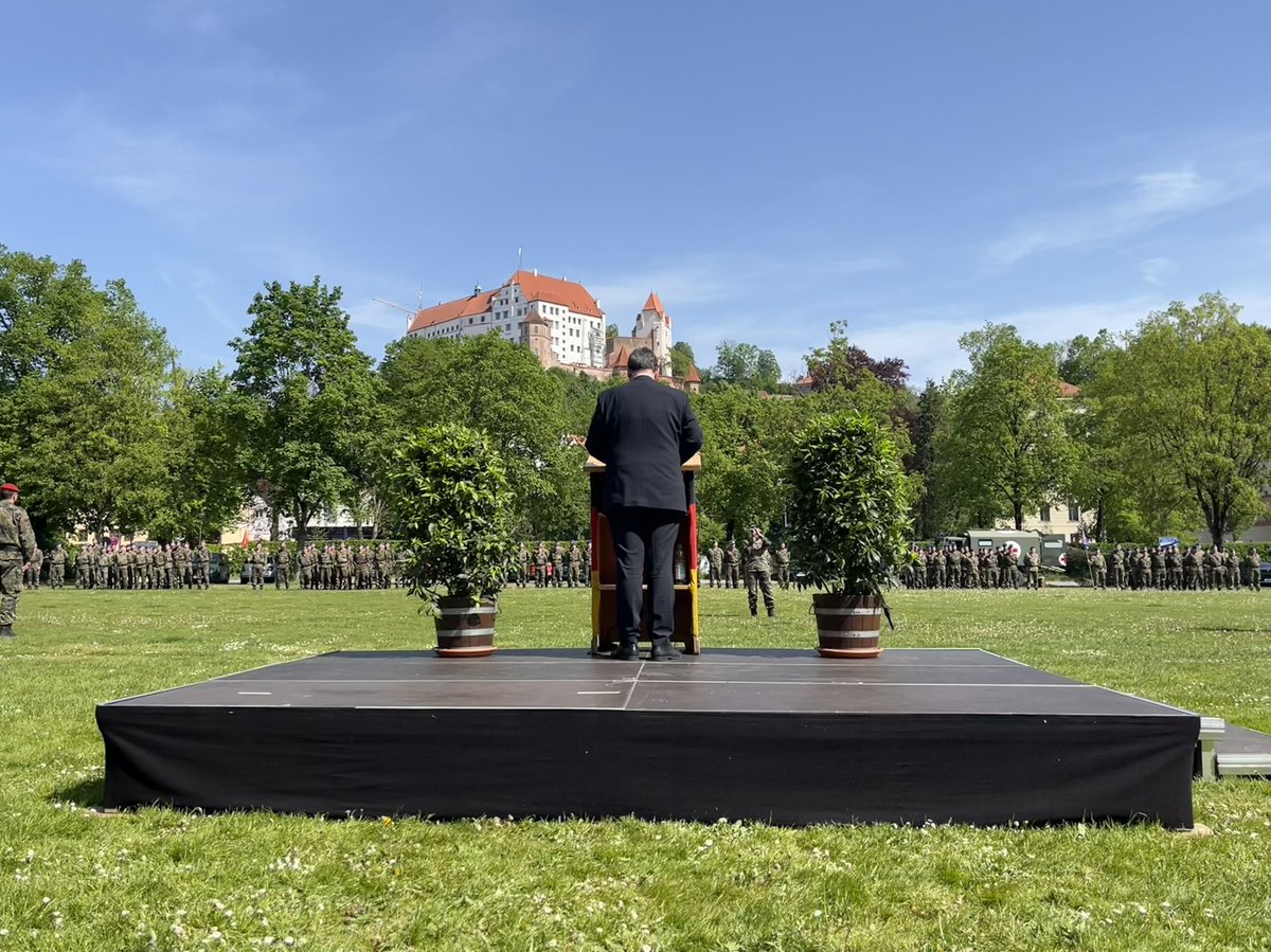 Gelöbnis des Sanitätslehrregiments „Niederbayern“ in Landshut: Bayern ist Bundeswehrland. Wir stehen zu unseren Soldatinnen und Soldaten und bekennen uns zu einer starken NATO. Das öffentliche Gelöbnis ist ein starkes Signal des Respekts und für die Verankerung der Bundeswehr in…