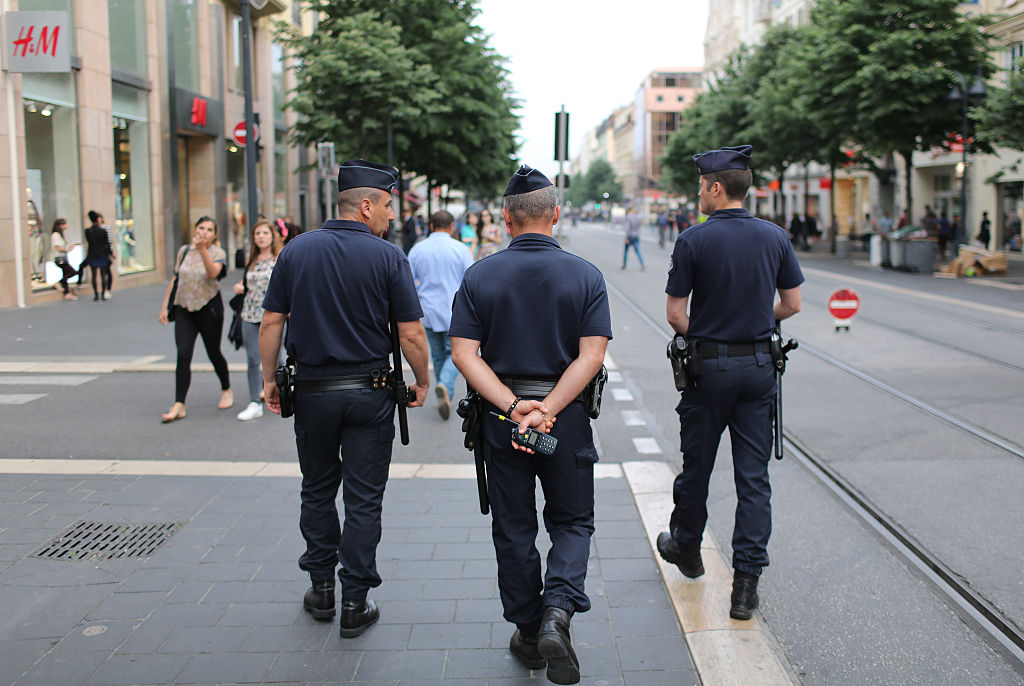 Nice stelt avondklok in voor kinderen: 'Niets te zoeken op straat'

rtl.nl/nieuws/buitenl…