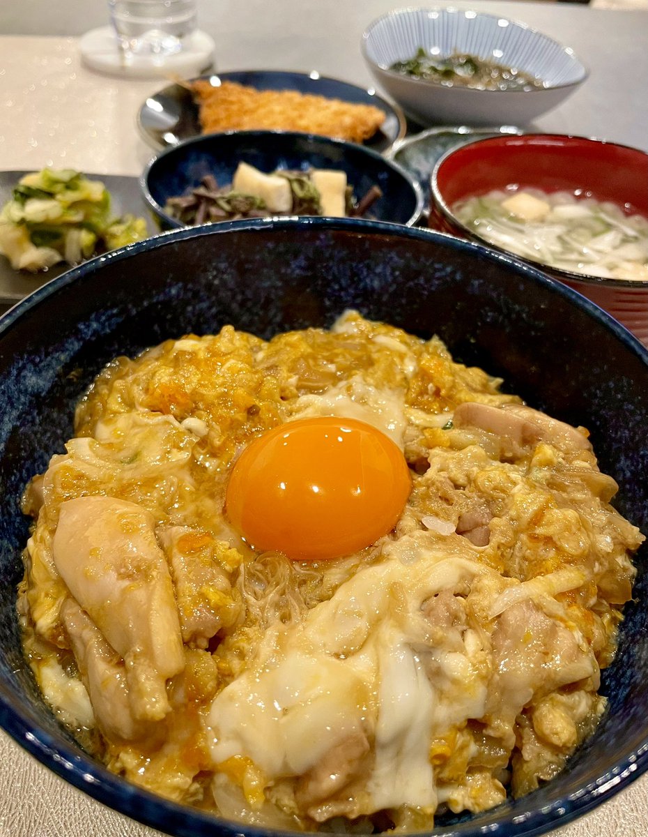 親子丼❣️（タヌキ社長のリクエスト）もずく酢❣️アジフライ❣️鯖の味噌煮❣️わらびの炊いたん❣️豆腐の味噌汁❣️等々にて、乾杯です❣️😊🍺
