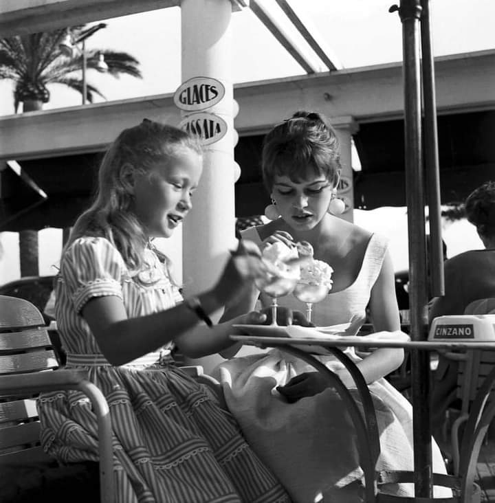 Festival de Cannes 1955, Brigitte Bardot consultant ses vidéos sur tiktok avant de savourer une glace vegan 😵‍💫