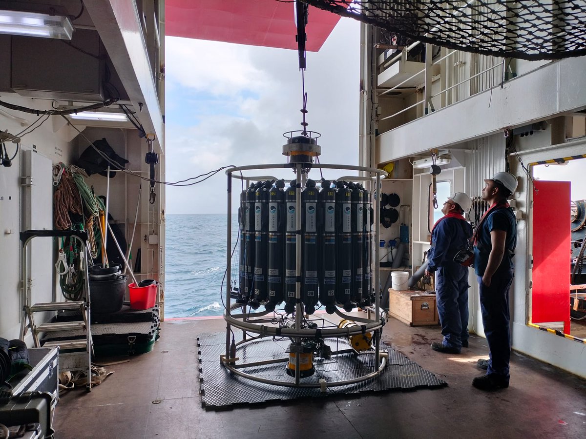 Deep-Ocean Training expedition 1 CTD1 is going down! We will be looking at microbial and fungi communities from the surface to the deep-sea! @challenger_150 @CESAM_Univ @UnivAveiro @_EMEPC_ @CiimarUp @UEvora
