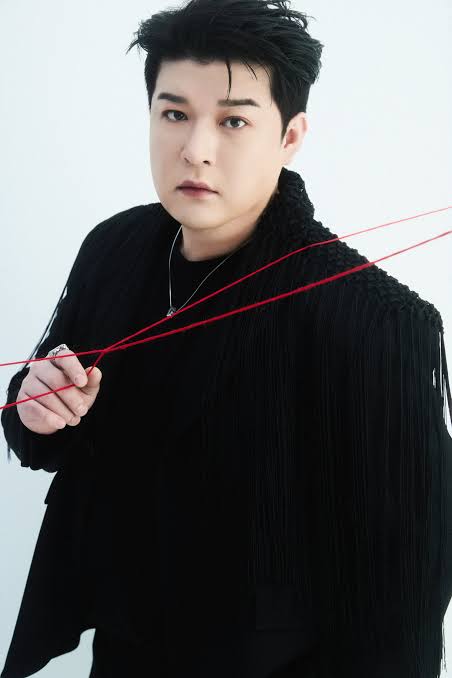 Just yesterday we revisited the Road: Keep on Going concepts as suju revealed the new units for the Spin-Off concert in June and it striked me that Shindong is especially handsome in black outfits and the red thread is the cherry on top  🖤 Definitely my top 3 other than 2YA2YAO
