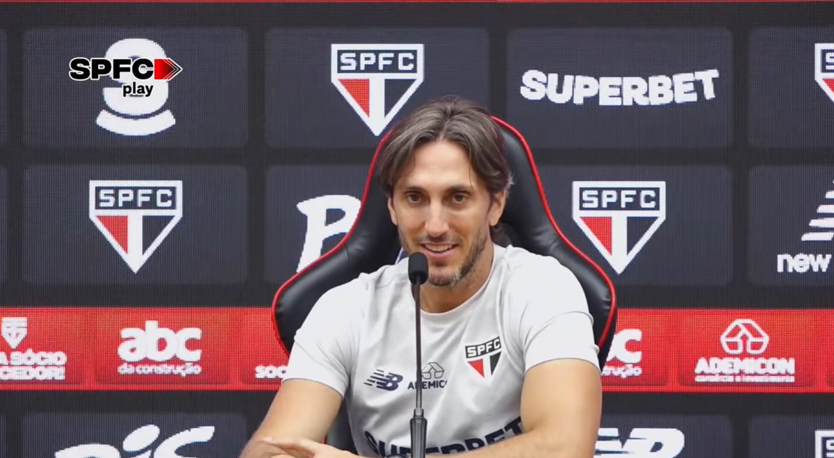 Luís Zubeldía explica a escolha pelos 3 zagueiros: 

- Estivemos pensando depois do jogo contra o Barcelona o que era melhor para o time. Se jogar com três zagueiros ou jogar com linha de quatro, com dois zagueiros. Pela amplitude do campo do rival, vendo os últimos jogos que o…