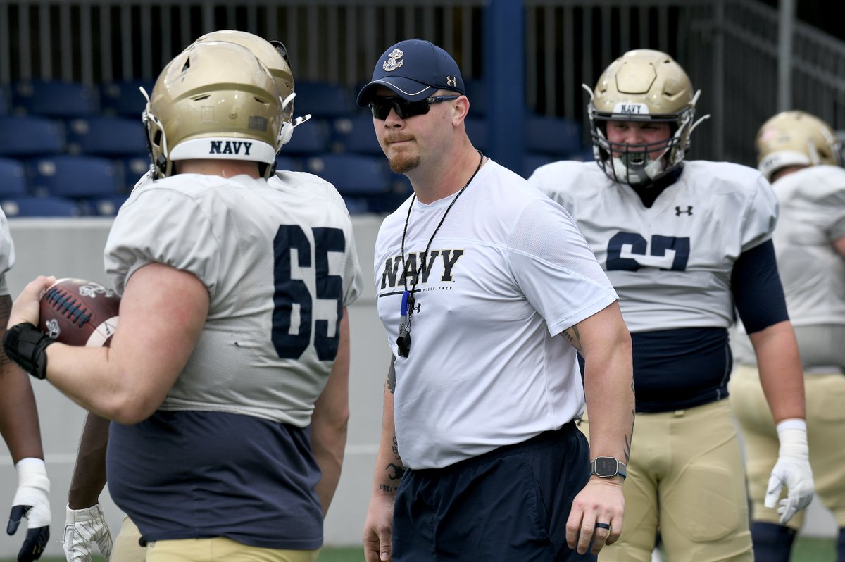 Jay Guillermo is a young coach with an old-school mentality. The new offensive line coach for @NavyFB brings a 'crazy mindset' and the players love it. capitalgazette.com/2024/04/29/jay…