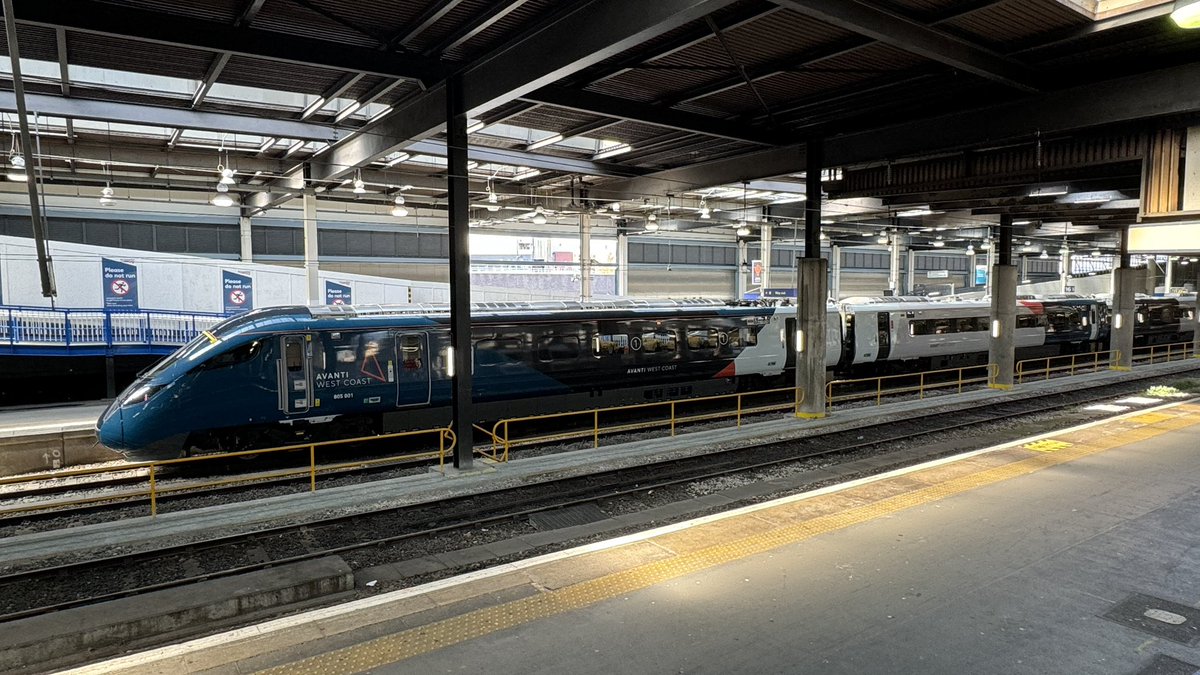 One of the new @AvantiWestCoast train looking good at Euston!