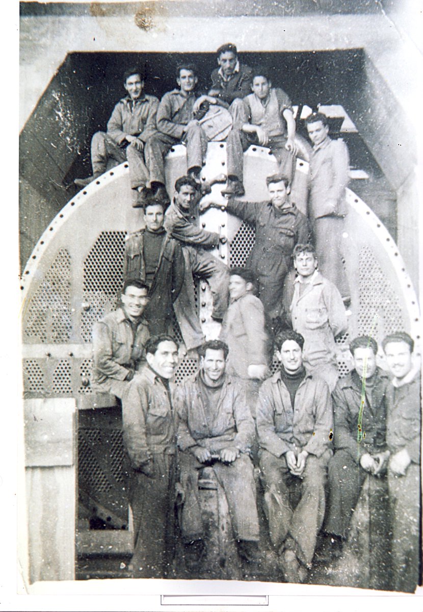 ✊🏼​Vuestro legado nos enorgullece 📸 En la imagen, obreros de la central térmica de Compostilla I posan junto a uno de los condensadores de la planta. 🛠️ ¡Feliz Día de los Trabajadores!