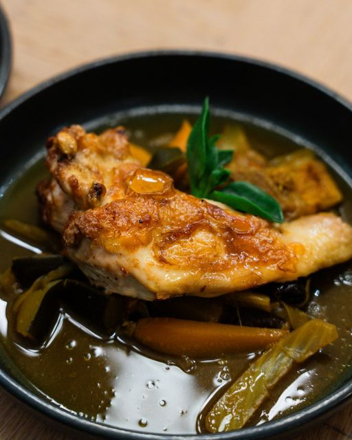 Le Bon Vivre vous propose des plats de saison travaillés par le chef et son équipe, par exemple le poulet fermier grillé avec son tajine de légumes du moment...