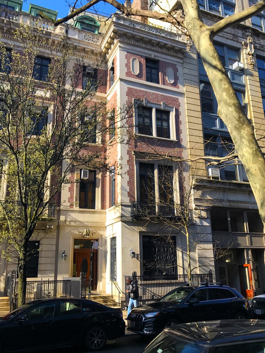 Designed by Percy Griffin in 1902, this opulent #UpperWestSide residence became a nursing home in 1946.  It holds 2 apts per floor today.
daytoninmanhattan.blogspot.com/2024/04/the-no…