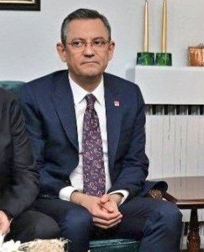 Çamura yattı yeni gelin... Numan Kurtulmuş ile görüşen Özgür Özel; 'Anayasaya uyulanmayacaksa yenisini yapsak ne olur' Her zaman söyledik.. CHP her yeniliğe,her değişime, her iyi gelişmeye, direnen köhne Gerici bir yapıdır. Başkan değişir yönetici değişir asla 'o kafa' değişmez.