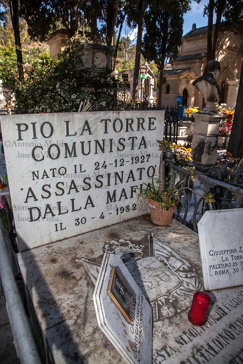 Il 30 aprile 1982 il segretario regionale del PCI siciliano Pio La Torre, venne usd iso dalla mafia, insieme al suo autista Rosario Di Salvo. 
Ha acritto la legge sulla confisca dei beni alla mafia. 
Prima di parlare dei comunisti italiani sciacquatevi la bocca. #PioLaTorre