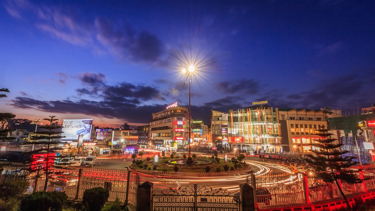 No vacation is complete without visiting Khyndailad for some shopping. Treat yourselves to some local finds and experience the bustling city life! Credits: Sameer Kumar Gurung 📍Shillong, East Khasi Hills District