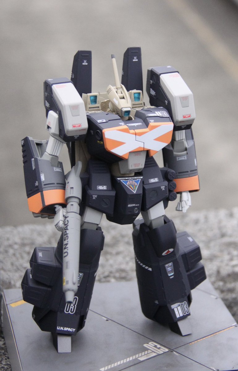 #マクロスモデラーズ応募 「VF-1A アーマードバルキリー」 マスターファイル掲載のハワイ基地第２教育訓練航空団（SVF-59)所属機で製作。 サークルメンバーとの「筆塗り&汚し仕上げ」と「キレイ系仕上げ」のアーマードバルキリーコラボ作品です♪