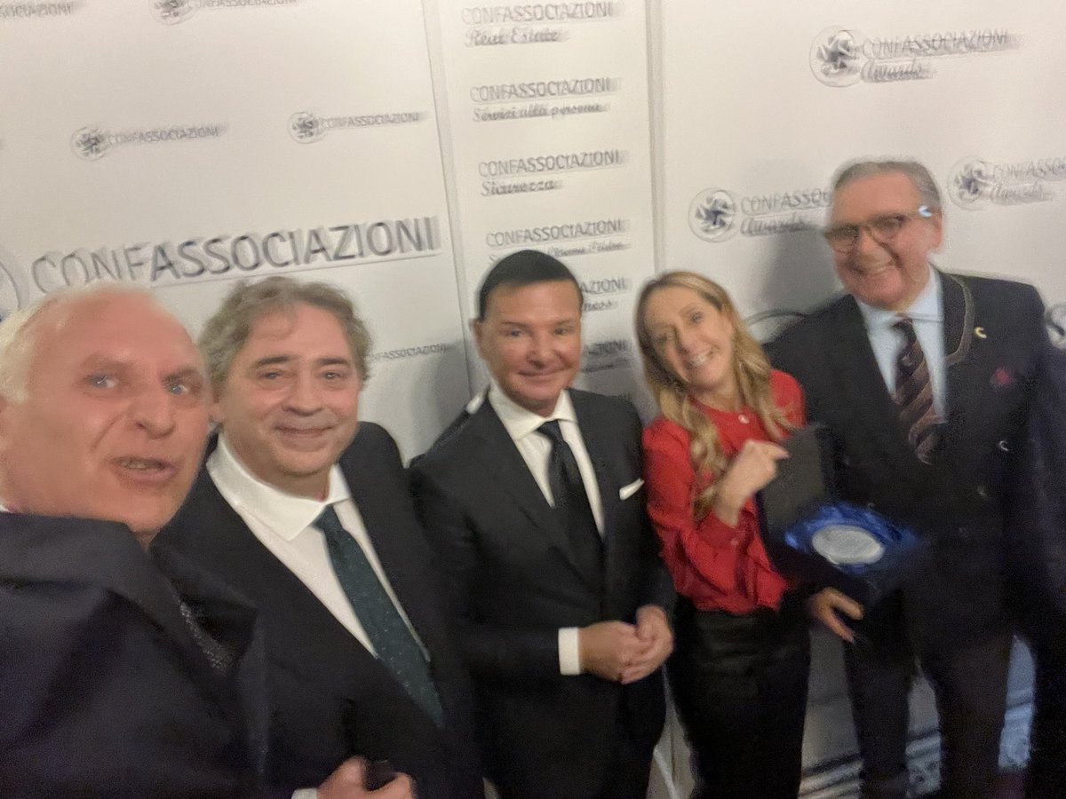 DanieleImprota's tweet image. @AngeloDeianaTW @ConfAssTW #laretedellereti: #recensioni #online #webreputation #esperienze #utenti #comportamenti #scorretti. @tg2rai @StaseraItalia @Drittorovescio_ @TgLa7 @CoffeeBreakLa7 @RaiLibri @LibroPossibile @TwittaLibro @tiritwittoio @ritwittalo #ConfassociazioniDigital