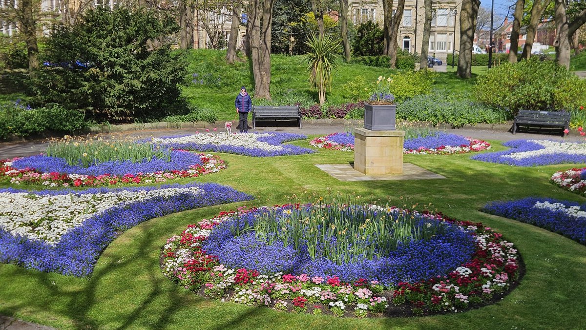 Happy Tuesday, everypawdy. Just called in the Mirrie Dancer for one of their deeelicious scones... and a cappuccino for hudad, of course! We had a walk in the stunning Ashton Gardens. Hudad took the 2nd & 3rd pics from afar!