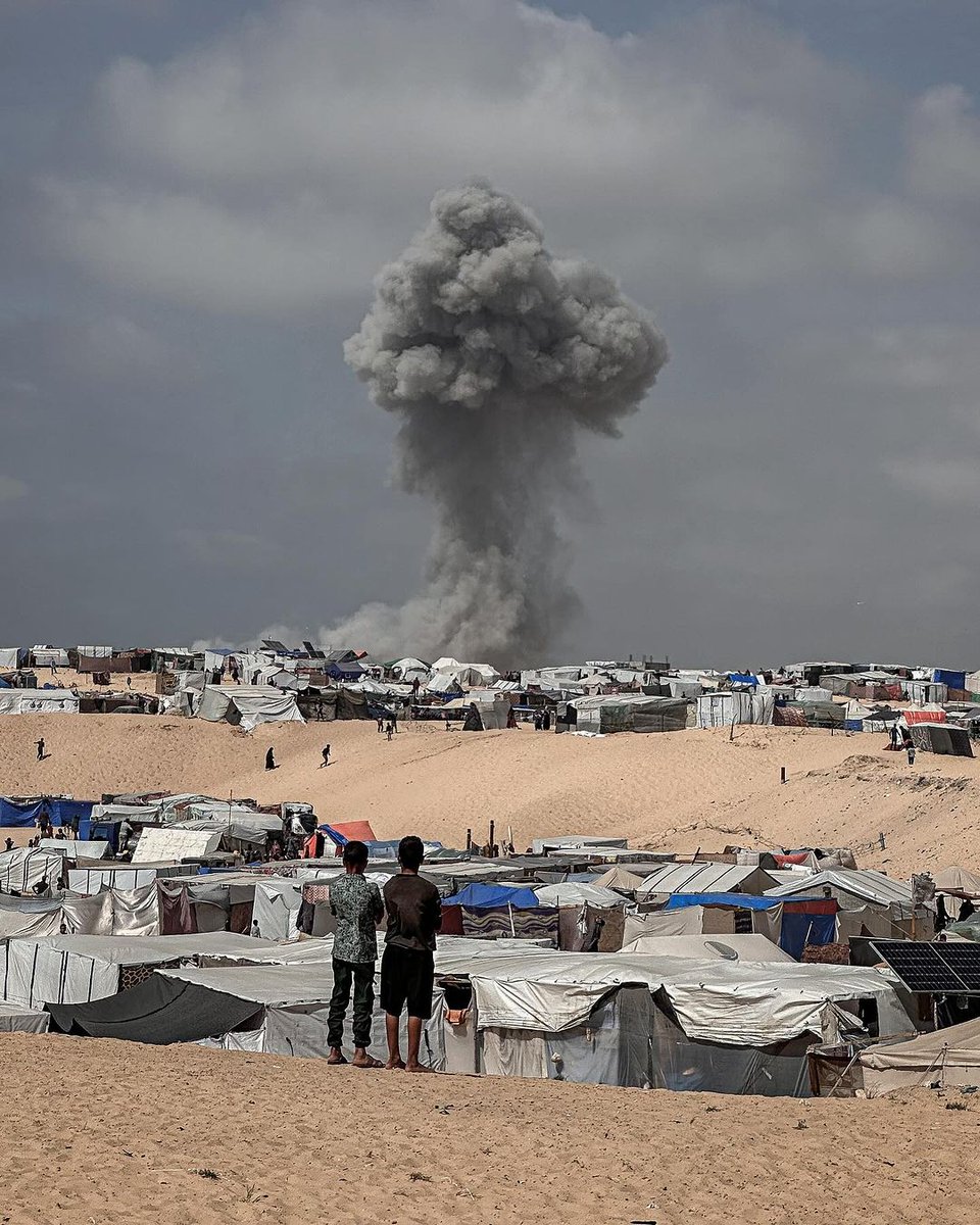 🇵🇸 La imagen es desoladora. Más de un millón y medio de personas aterradas por los bombardeos en Rafah, donde han sido desplazadas en busca de refugio. Pero no hay lugar seguro y la huida es imposible. La comunidad internacional DEBE actuar. #NoAlGenocidoEnGaza 📸Soliman Alfarra