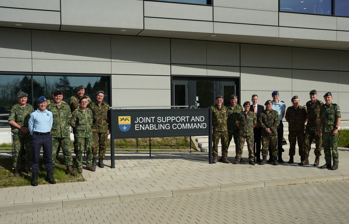 General Onno Eichelsheim, 🇳🇱 #Netherlands Chief of Defence, paid a visit to #JSEC, where he met COM LTG Alexander Sollfrank for a deep dive into RSN post-conference developments. They also discussed the 🇳🇱🇩🇪🇵🇱 Military Mobility Corridor, enhancing regional defense capabilities.