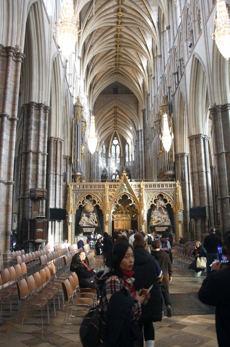 Collegiate Church of St. Peter (Westminster Abbey), London. Interior views looking east (1) and west (2, 3). Photo: 03.03.2023. #London #WestminsterAbbey @Portaspeciosa