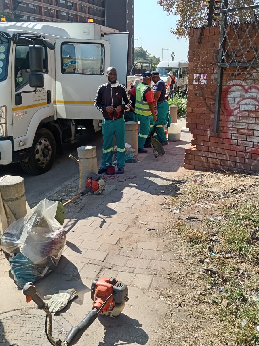 Day 2 of the gateway cleanup and law enforcement campaign at Charlton Terrace and Saratoga. AFSU and @CleanerJoburg sweeping and litter picking, @JHBWater fixing leaking water valves and @JoburgParksZoo cutting grass. #JoburgServices @CityofJoburgZA @Irenemafune @Jozi_My_Jozi
