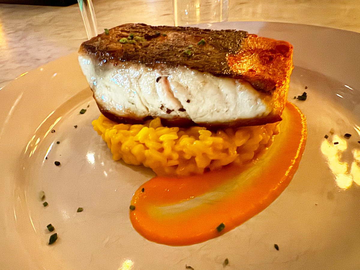 You’re going to LOVE this fish special — pan-seared wild striped sea bass (look at this beauty!) on a bed of saffron risotto with a schmear of red pepper coulis. Bon Appetit! 
#mannysbistro #mannysbistrony #fish #poisson #nyc #pescatarian #pescatarianlife #nomnom #upperwestside