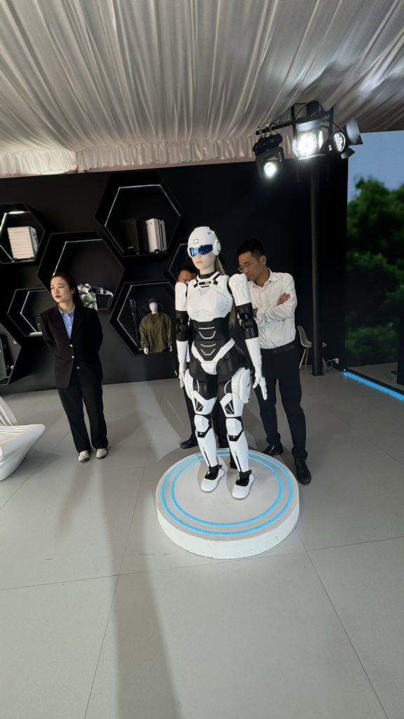 belgica_bk's tweet photo. Conocí en persona a #Mornine en #China, el robot que trabajará en las agencias #Chirey y será responsable de atención al cliente en los talleres y concesionarios.
#FuturePerfect #Tecnología @ChireyMexico https://t.co/YfnRefOTLS