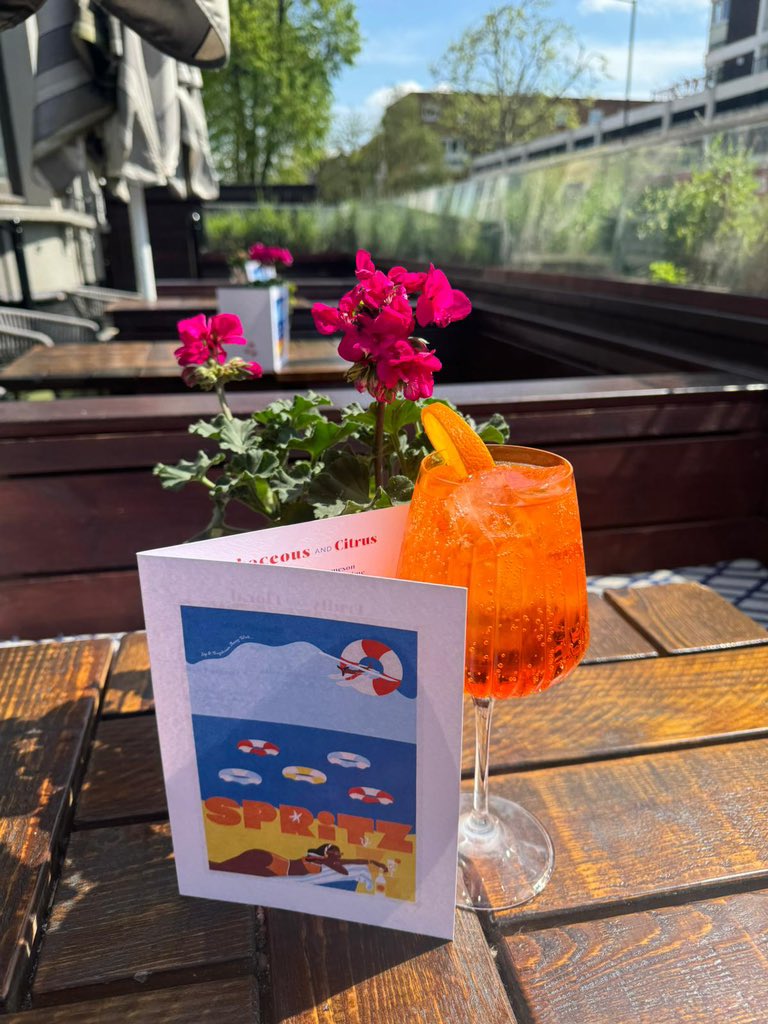 Sun’s out, Spritz out at @theelginw11 Notting Hill, just off Portobello road ☀️ 🍹 🛍️ @aperolspritzuk @portobellomarketofficial #nottinghill