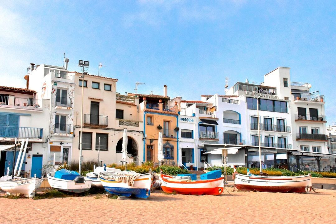 Un poble costaner que enamora 😍

Un pueblo costero que enamora 😍

A coastal town that captivates 😍

Un village côtier qui enchante 😍

📸 IG c_dlst

#blanes #blanesarrandemar #arrandemar #blanescostabrava #blanesturisme