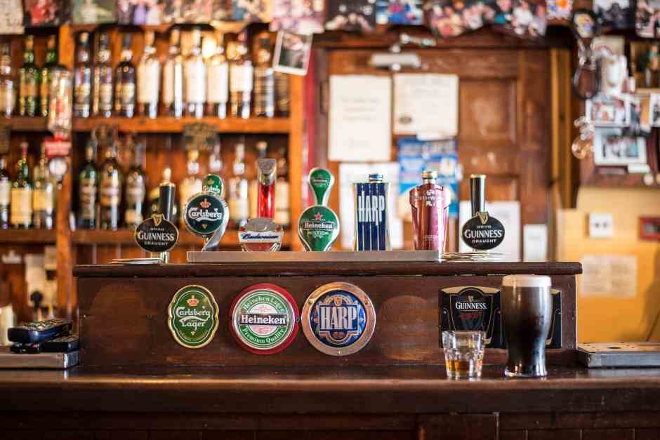 🍻 Hat jemand „Guinness“ gesagt? Warum wir alle #IrishPubs lieben – Spoiler: Es geht um mehr als nur Bier! travelworldonline.de/irish-pub-dubl… #DublinPubs #IrischesBier #DublinNights #CraftBeerIrland #HistorischePubs #KulturIrland #EntdeckeIrland #travelworldonline