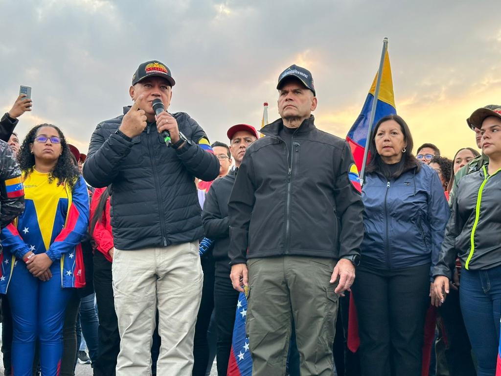 #EnFoto📷| Primer Vicepresidente del PSUV, @dcabellor destacó que ante cualquier situación de adversidad, de ataque y de peligro, el pueblo y los organismos de seguridad actúan unidos. 

#SomosPuebloUnido