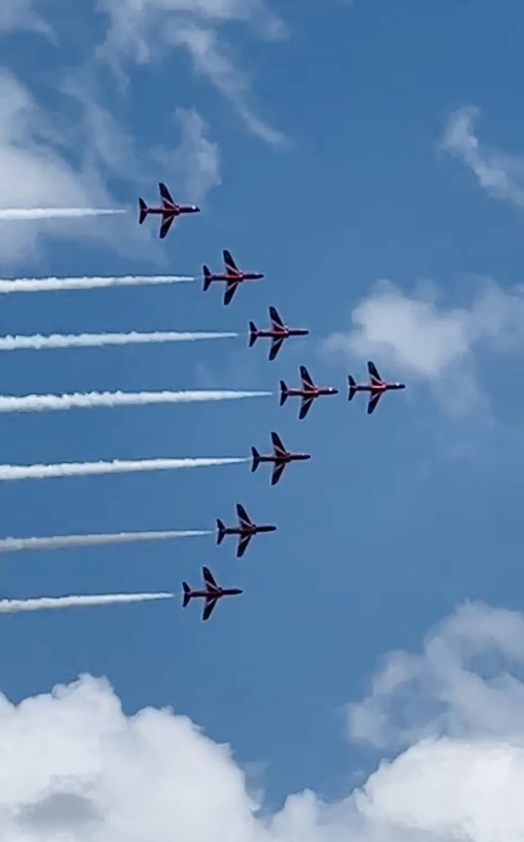 @DailyPicTheme2 Love to watch these #overhead #redarrows