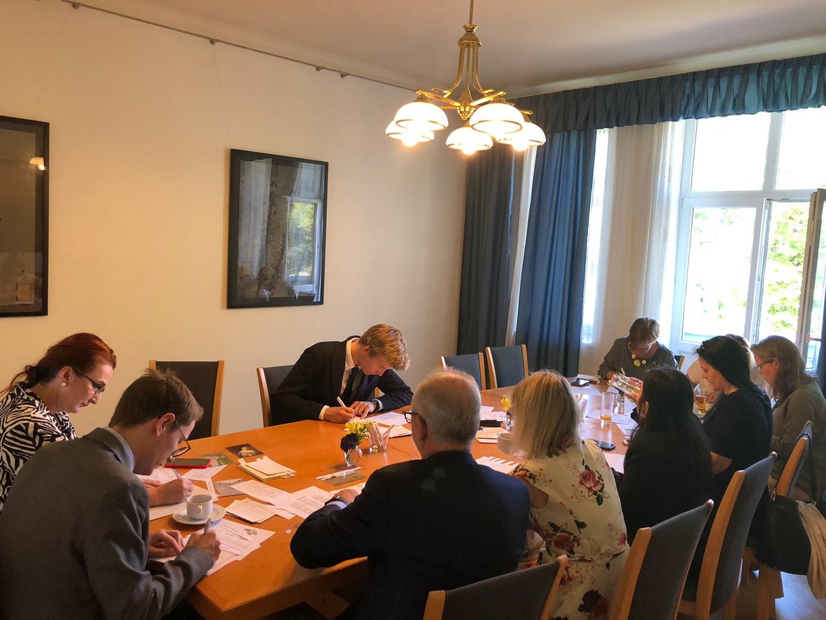 This morning we wrote letters to political prisoners in Crimea to let them know that we have not forgotten them. 🙏 🇱🇻 mission to @OSCE for organising this event. #LettersToFreeCrimea #StandwithUkraine #CrimeaIsUkraine