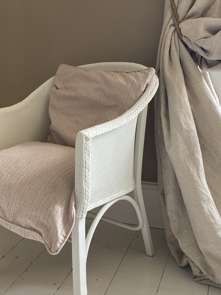 Painting Lloyd Loom. Timeless chairs that come into their own with a refreshing new look with the inimitable @annisloanhome chalk paint, & a little clear lacquer. Bringing new pieces to life again #lovemyjob

#marmaladestyle #furniturepainting #upcycle  #chalkpaint #lloydloom