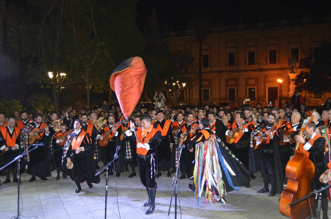 🎵 Los socios del Círculo Mercantil podrán ver el pasacalle de las tunas desde la sede de Sierpes. 📅 Viernes 3 de mayo ⌚️ 20:00 h. 📍 En el salón de lectura, a través de los nuevos ventanales mercantilsevilla.com/sociocultural/…