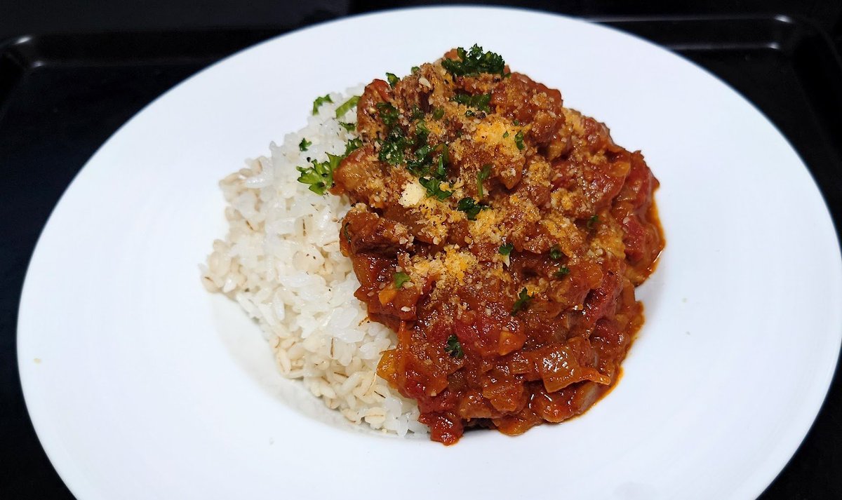 カレー粉を一切使わないカレーです。

玉葱、にんにく、しょうが、豚肉、粉チーズ、パセリ、バター、はちみつ

具材はこれだけ。シンプル。

あとはうちにあるスパイスを適当に入れまくって出来上がり。