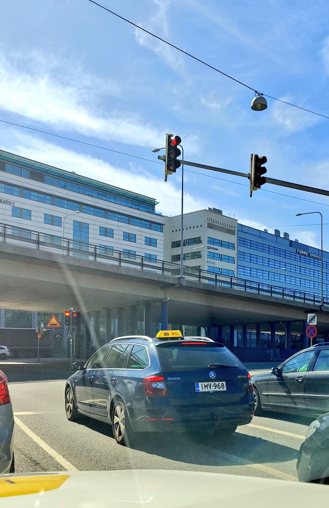 Afrikan poika näyttää pöllineen magneettikuvun Taksi Helsingin auton katolta. Nyt hän kulkee ympäriinsä esittäen 'taksikuskia'.
#valetaksi