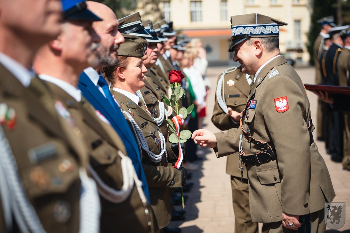 Z okazji zbliżających się świąt państwowych – Narodowego Święta #3Maja, 20 rocznicy przystąpienia Polski do Unii Europejskiej, a także #DzieńFlagi na dziedzińcu #IWspSZ odbyła się uroczysta zbiórka.