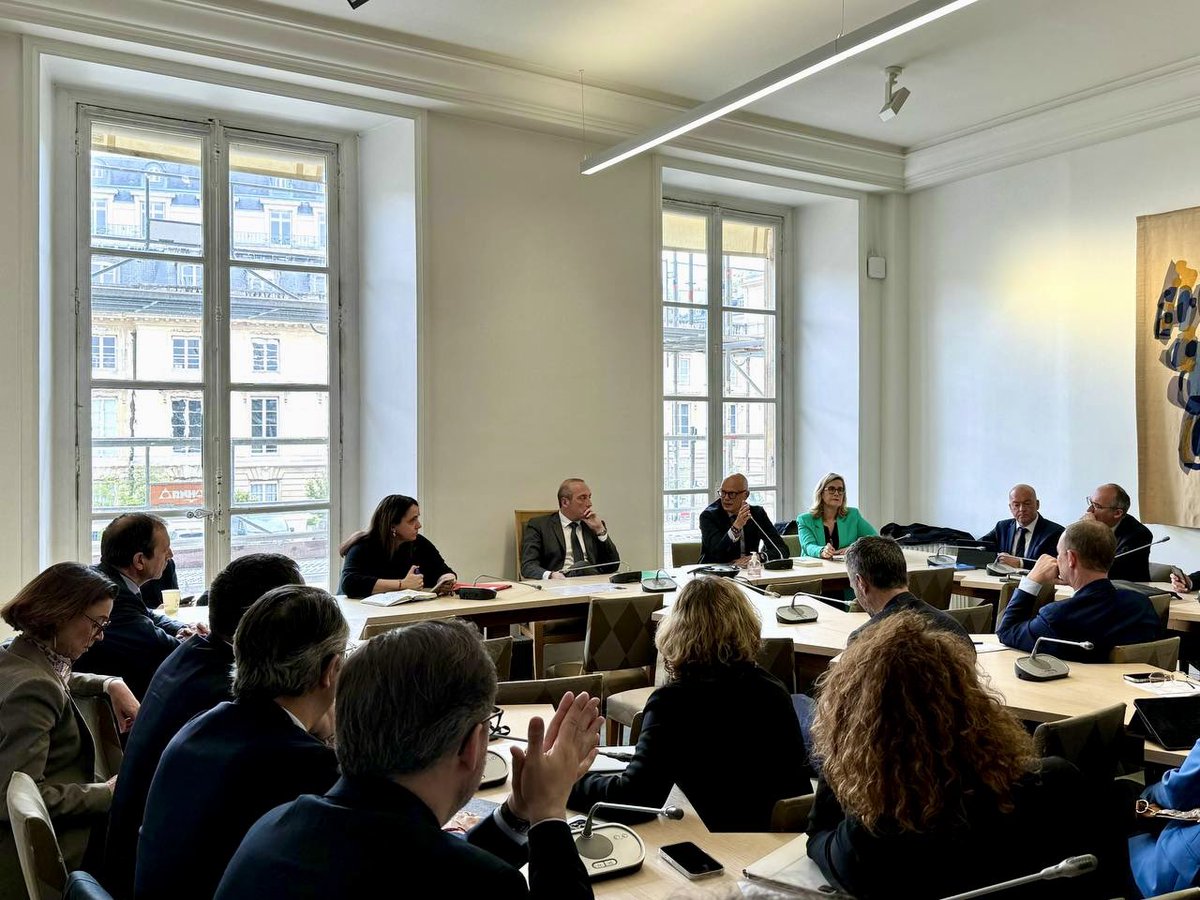 Réunion de groupe des députés #Horizons en présence d’<a href="/EPhilippe_LH/">Edouard Philippe</a> pour échanger sur l'actualité politique : situation dans l’enseignement supérieur, transformation du pays et prochaines échéances électorales. #DirectAN