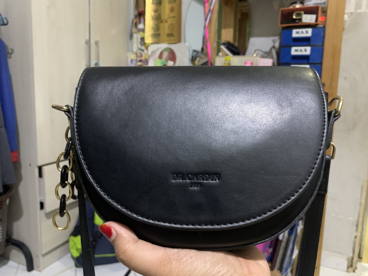 linamhmmd's tweet photo. KORANGGG !! 

CHECK OUT SLING BAG DR CARDIN SEKARANG ! Ada 60% offer✨

I dah ada satu sumpah cantik. Ruang dia just nice. I beli haritu RM79 tau😭 Sekarang RM39🤩 

Cepat ! Dah banyak sold out tuuu💰

https://t.co/iI1uPmIsMW https://t.co/22WXgfymTJ