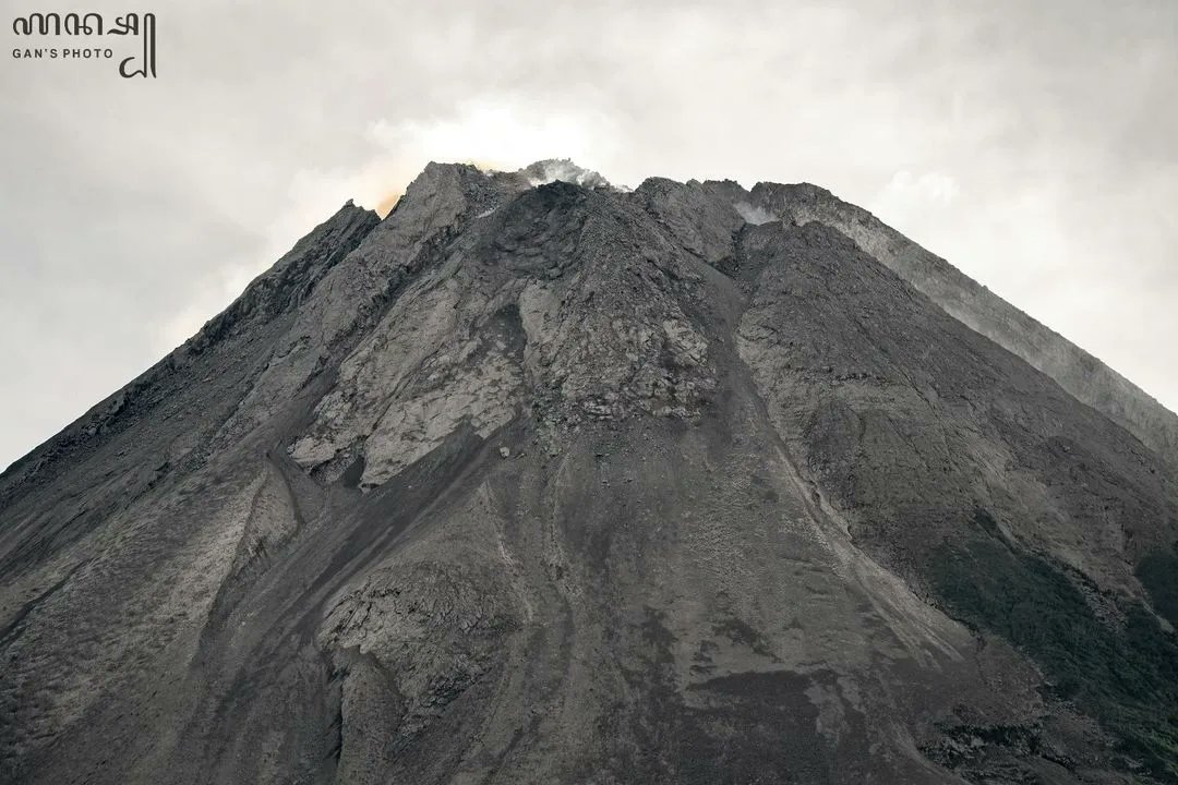 Detail kubah lava Mahaguru Merapi dari dua sisi yang berbeda 

(Gani Prastowo)