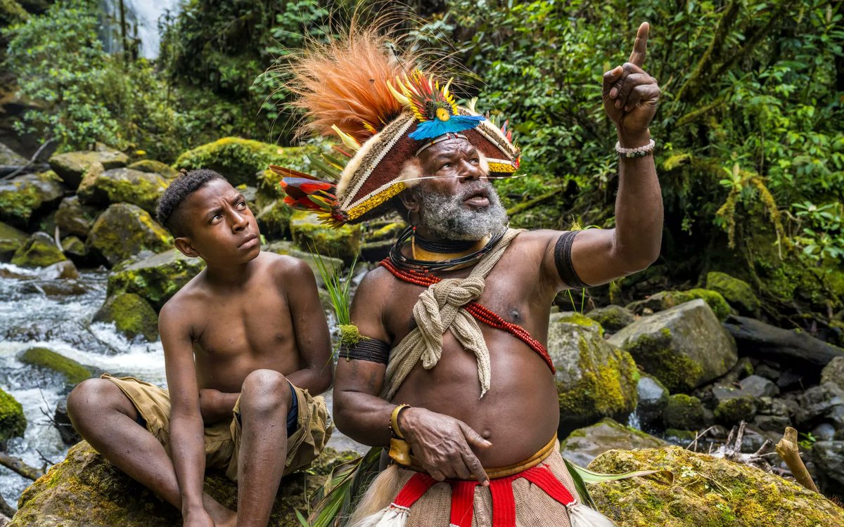 #EnFamille. 4 mai. Un après-midi en Papouasie-Nouvelle-Guinée. Au programme : atelier « L’art sacré des parures de la forêt » et projection du film « Gardiens de la forêt, le temps des solutions ». En présence du chef coutumier papou <a href="/mundiyakepanga/">Mundiya Kepanga</a> et le réalisateur du film,