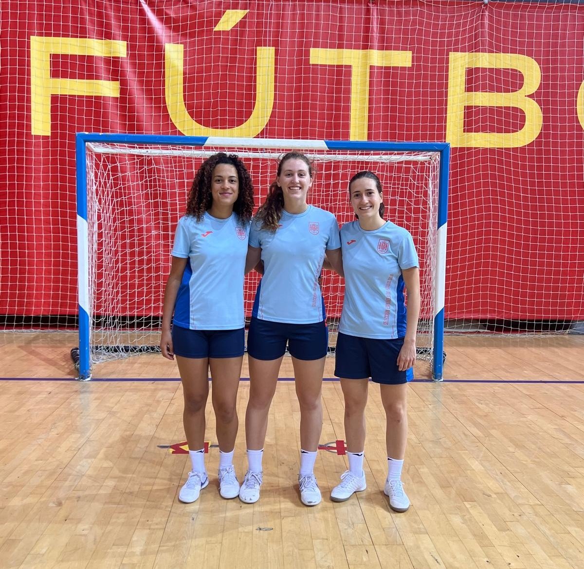 FUTSAL | ⚽ La Júlia, la Laura i la Paula ja estan concentrades amb la Selecció Espanyola sub-21 @SEFutbolFem . 🆚 Les mamuts disputaran dos amistosos davant la selecció de Portugal, avui a les 19h i demà a les 21h. 😍 Enhorabona noies! 💚🦣 #OrgullMamut #futsal