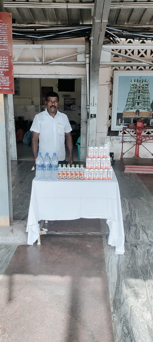 Hot days here, Teni Station's cool solutions! 

With hydration counters offering water bottles and ORS packets, the railway's commitment to passenger comfort shines through. Beat the heatwave one sip at a time!

#SouthernRailway #Railways #summer #HeatWave 
#Madurai