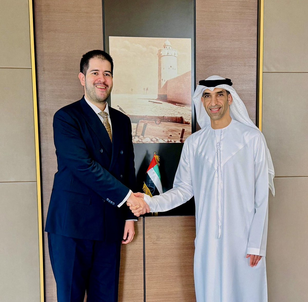 Visité al Su Alteza el jeque Suroor bin Mohammed Al Nahyan, miembro de la familia real de Abu Dabi, y al Dr. @ThaniAlZeyoudi, ministro de Estado para el Comercio Exterior de los Emiratos Árabes Unidos. Me despedí y les agradecí por la constante hospitalidad y apoyo a mi gestión.