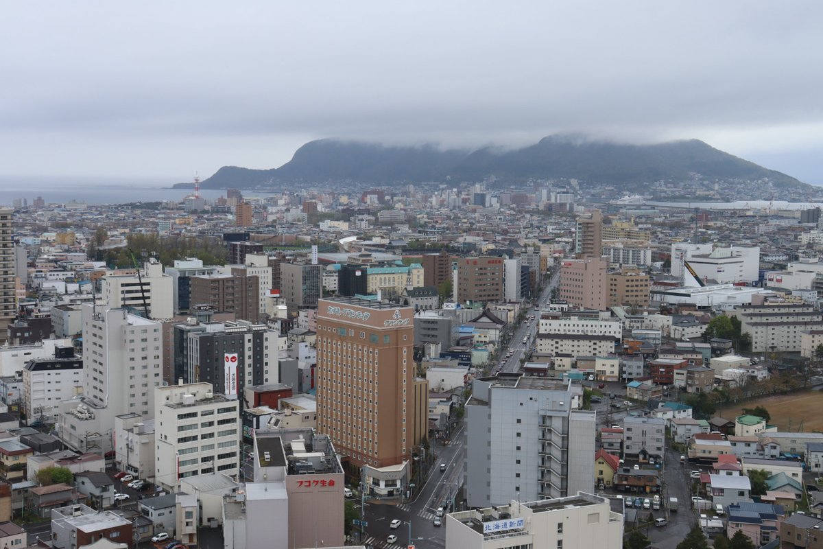 本日の 🗼五稜郭タワー 天気の割には遠くまで見えた 3月終わり頃(高知)から見ている桜がまだ見れるのは不思議な感じ