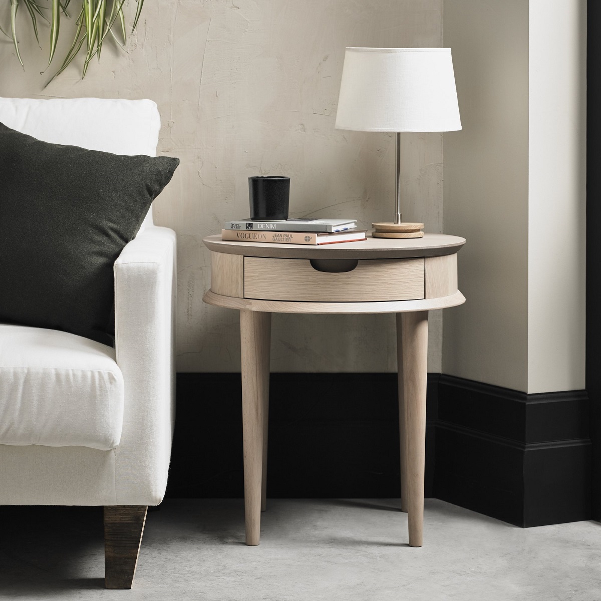 Beautifully proportioned with an eye-catching #Scandinavian design, the Dansk #Scandi Oak #LampTable with Drawer is the perfect place to stand a lamp in your #livingroom.

Browse it on our website here.👇
oakfurnitureuk.com/dansk-scandi-o…
-
-
-
#sidetable #sofatable #occasionaltable #home