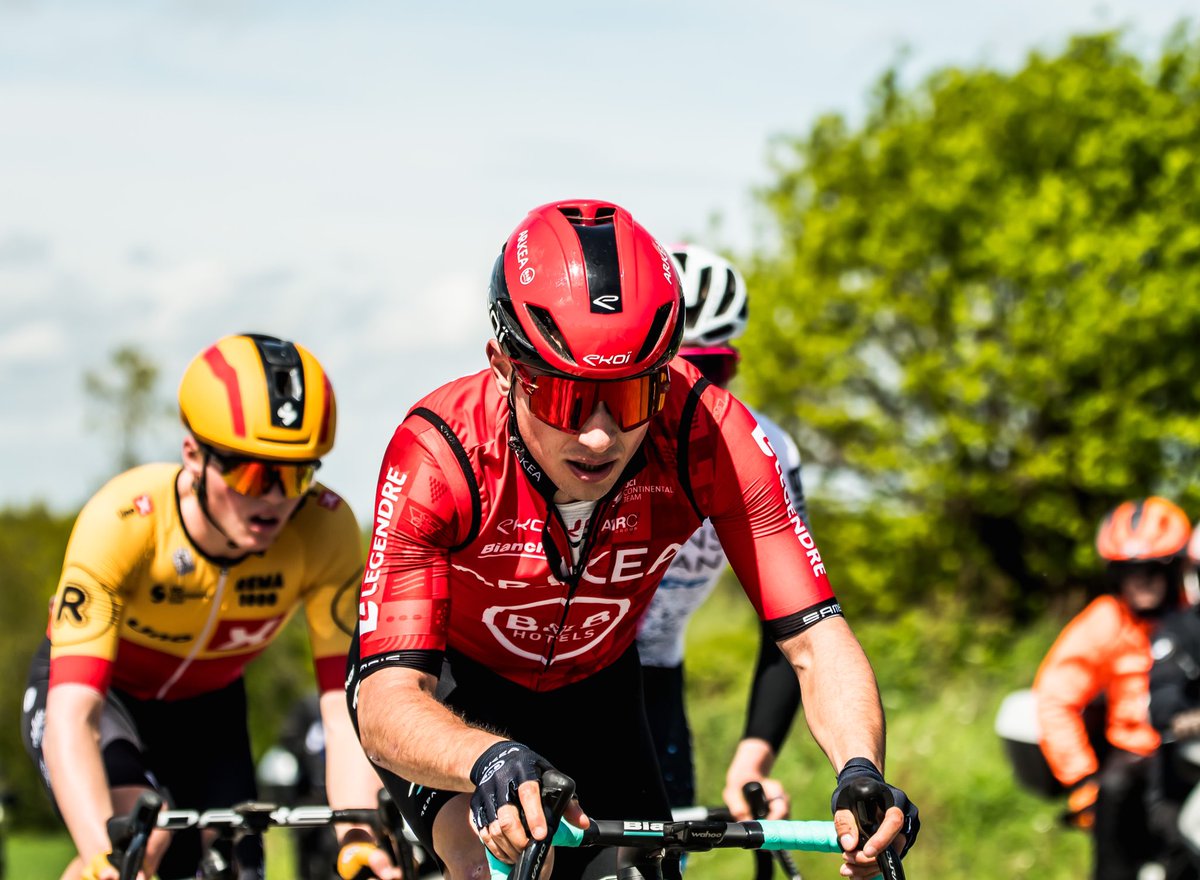 Après une cinquantaine de kilomètres de course, 8 coureurs ouvrent la route de la 6ème étape du Tour de Bretagne, dont Rémi Lelandais ! #TDB2024