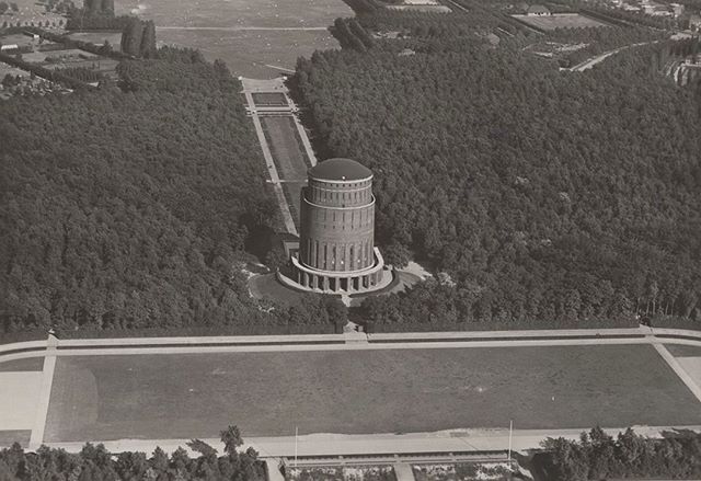 30.04.1930 r. - w Hamburgu (Niemcy), w zabytkowej dawnej wieży ciśnień w parku miejskim, otwarto planetarium, co czyni je jednym z najstarszych planetariów na świecie.