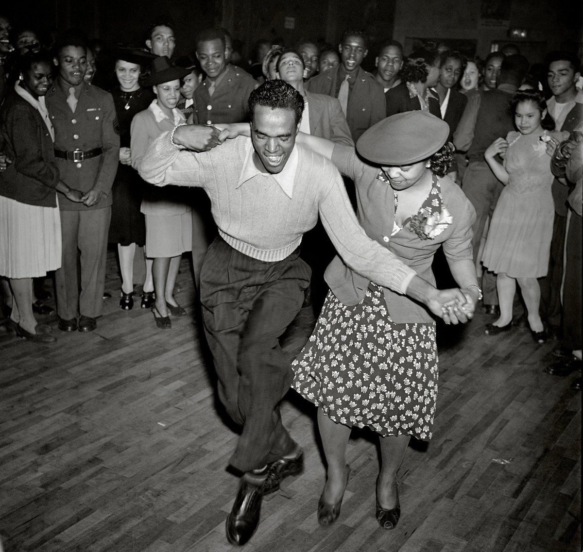 @errikorn Afroamericani che ballano, bevono e servono nell'esercito negli anni '40. Quindi, l'apartheid non esisteva, buffone? 😍😍
Fai pena.