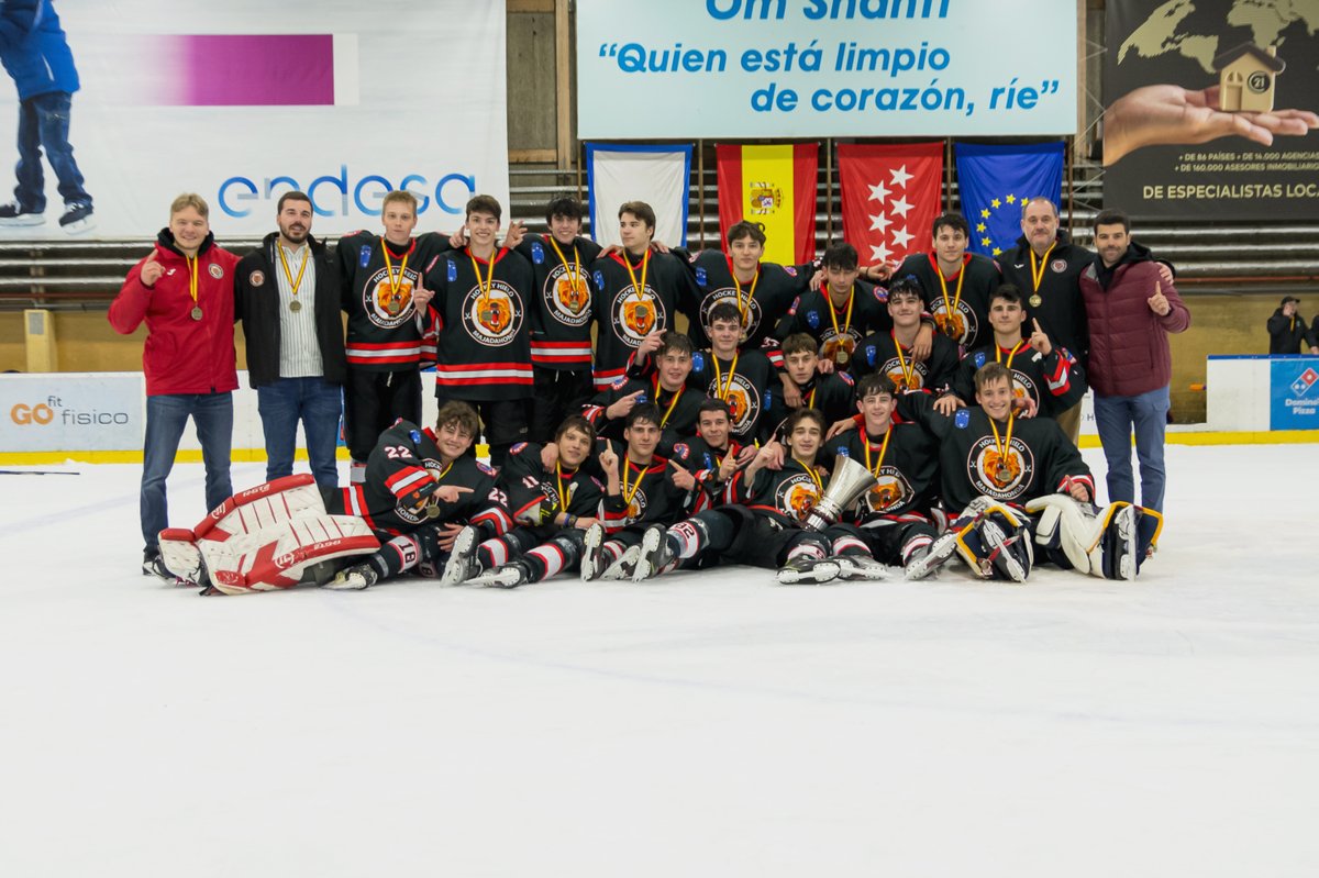 🏒 El SH Majadahonda 2 , campeón de la Liga Nacional de Hockey Hielo U18 tras vencer en la final al CD Bipolo (5-2 / 5-5) 🙌🏻 ¡Felicidades! 📸 @HOCKEY_MAJADAHO #hockeyhieloESP #icehockey